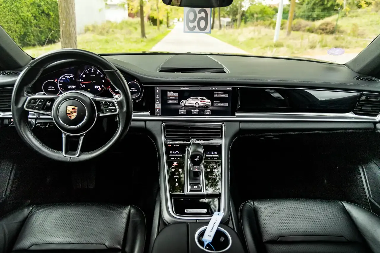 Porsche Panamera - 17