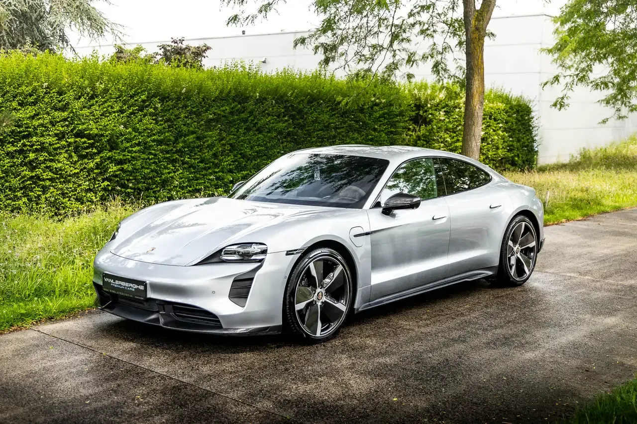 Porsche Taycan - 11