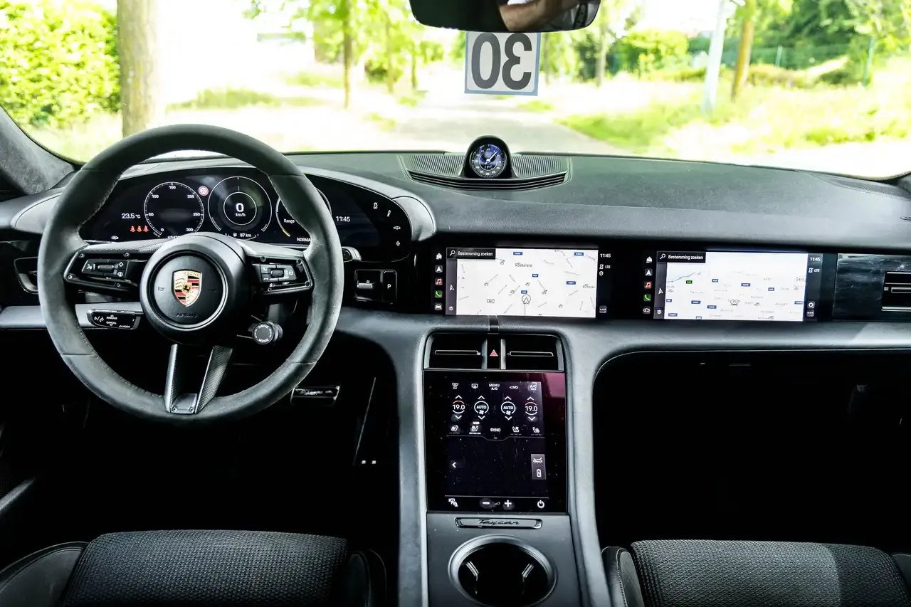 Porsche Taycan - 22