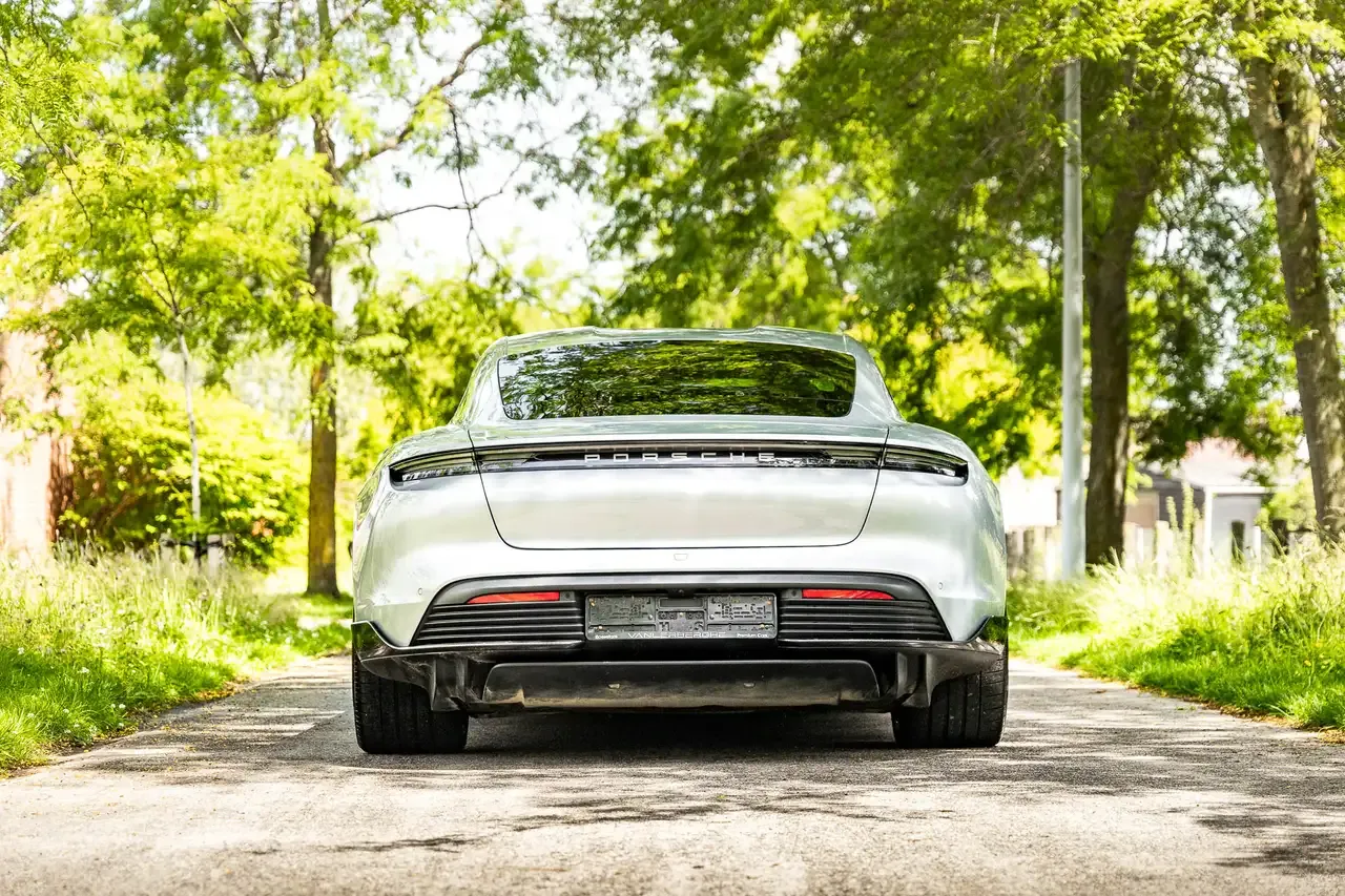 Porsche Taycan - 32