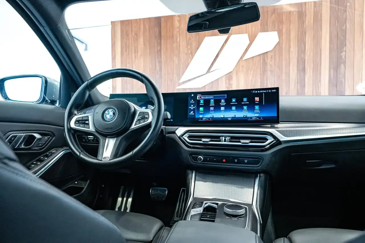 BMW 330 - 16