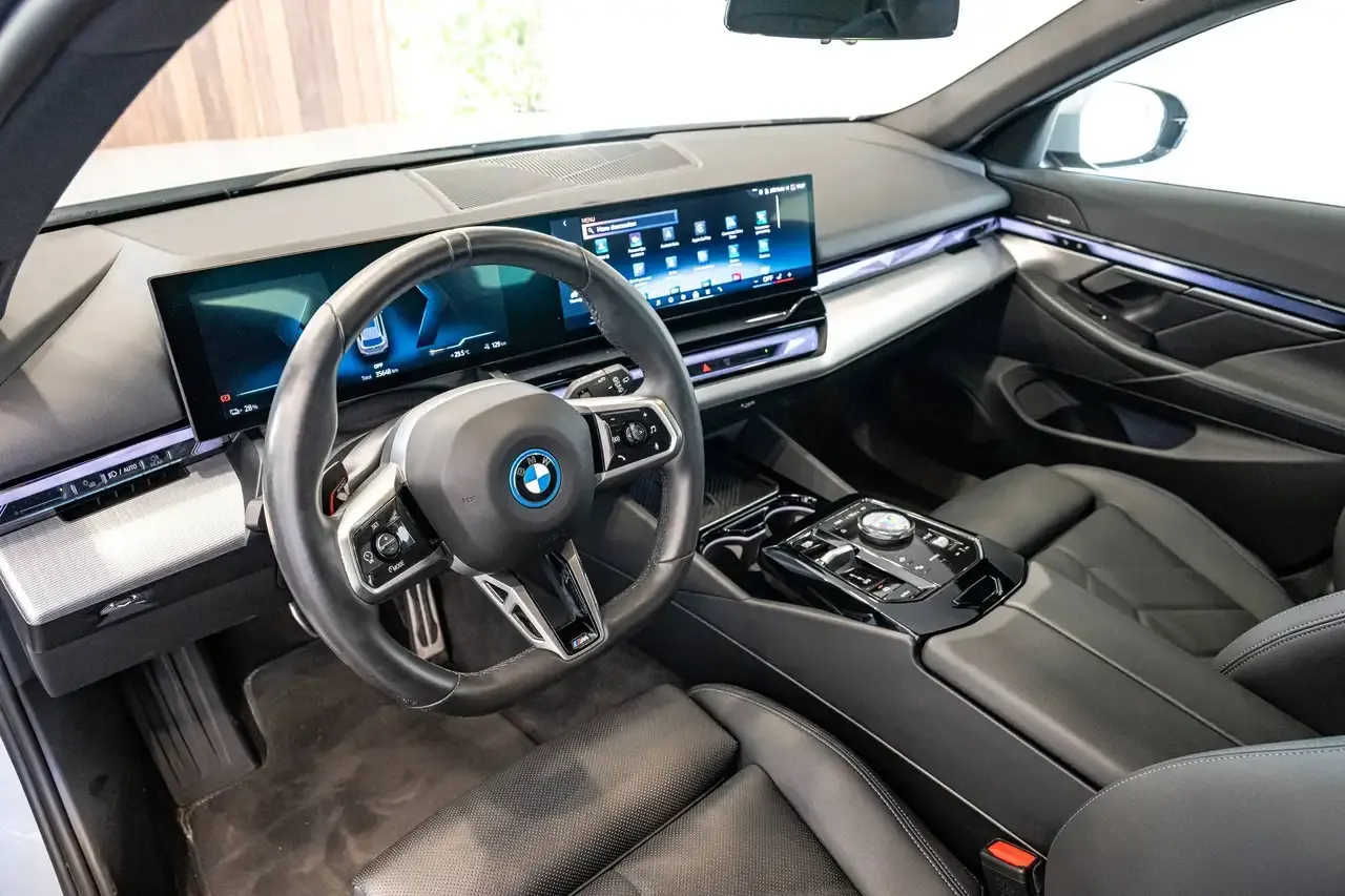 BMW i5 - 12
