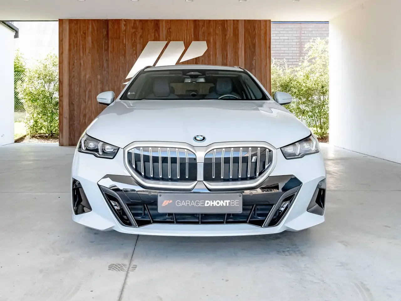 BMW i5 - 2