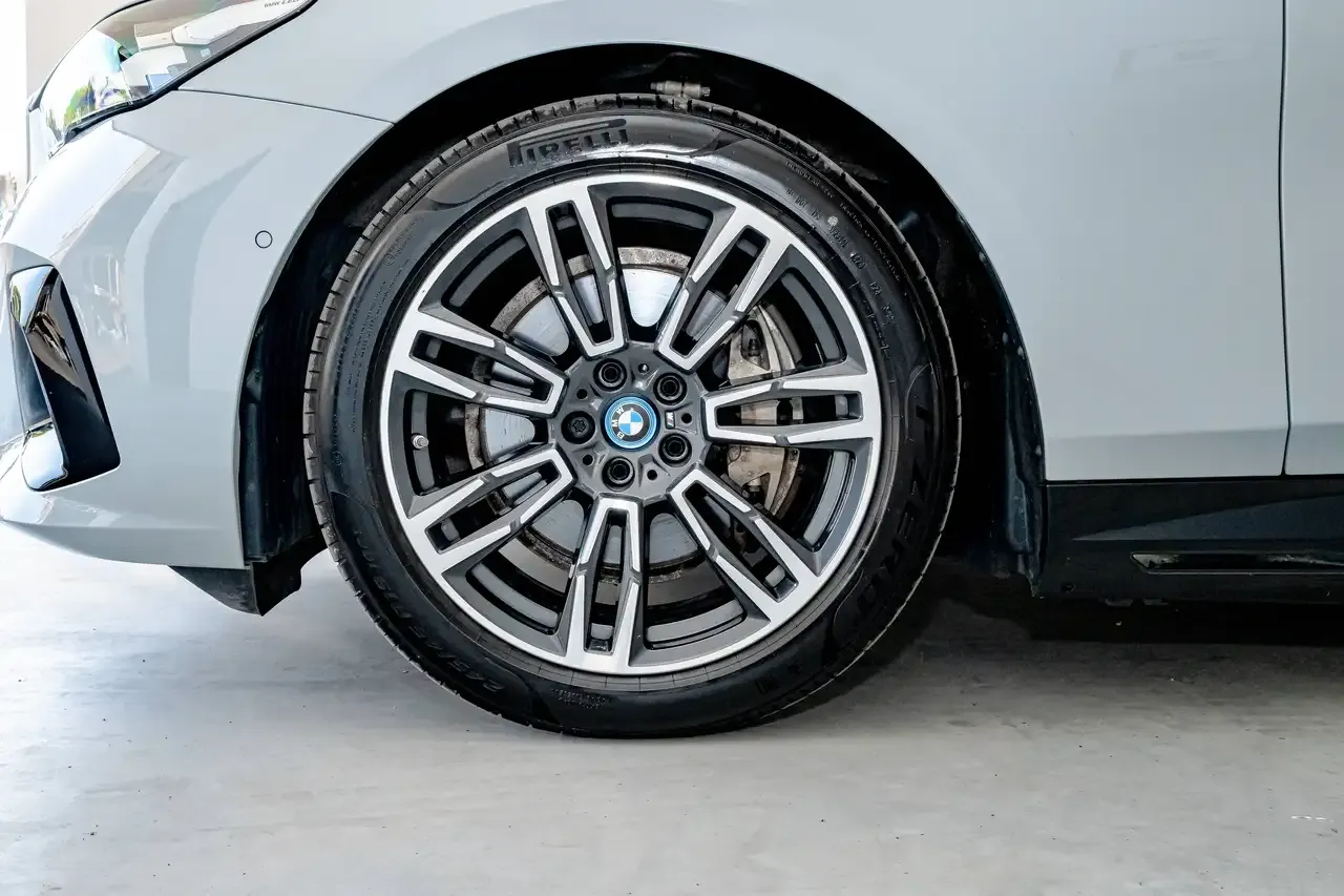 BMW i5 - 25