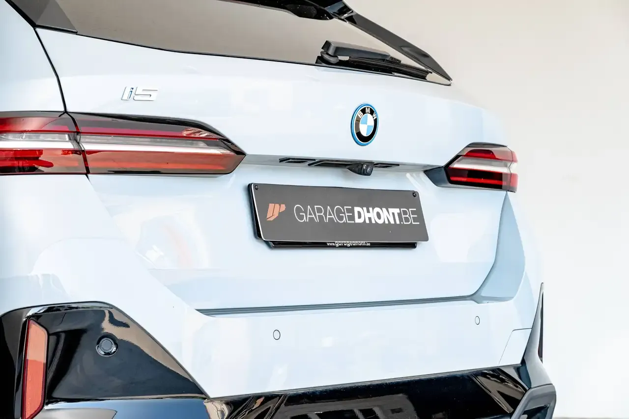 BMW i5 - 8