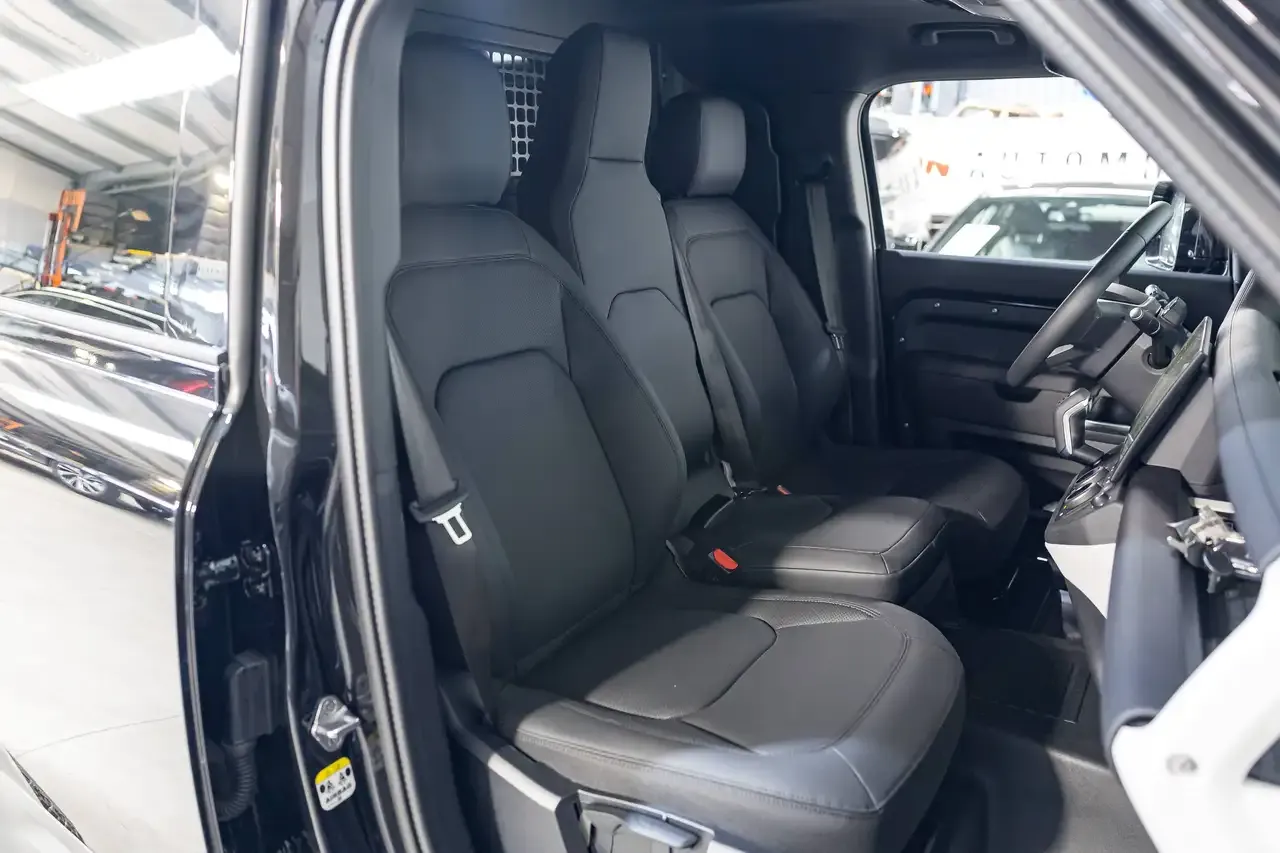 Land Rover Defender - 11