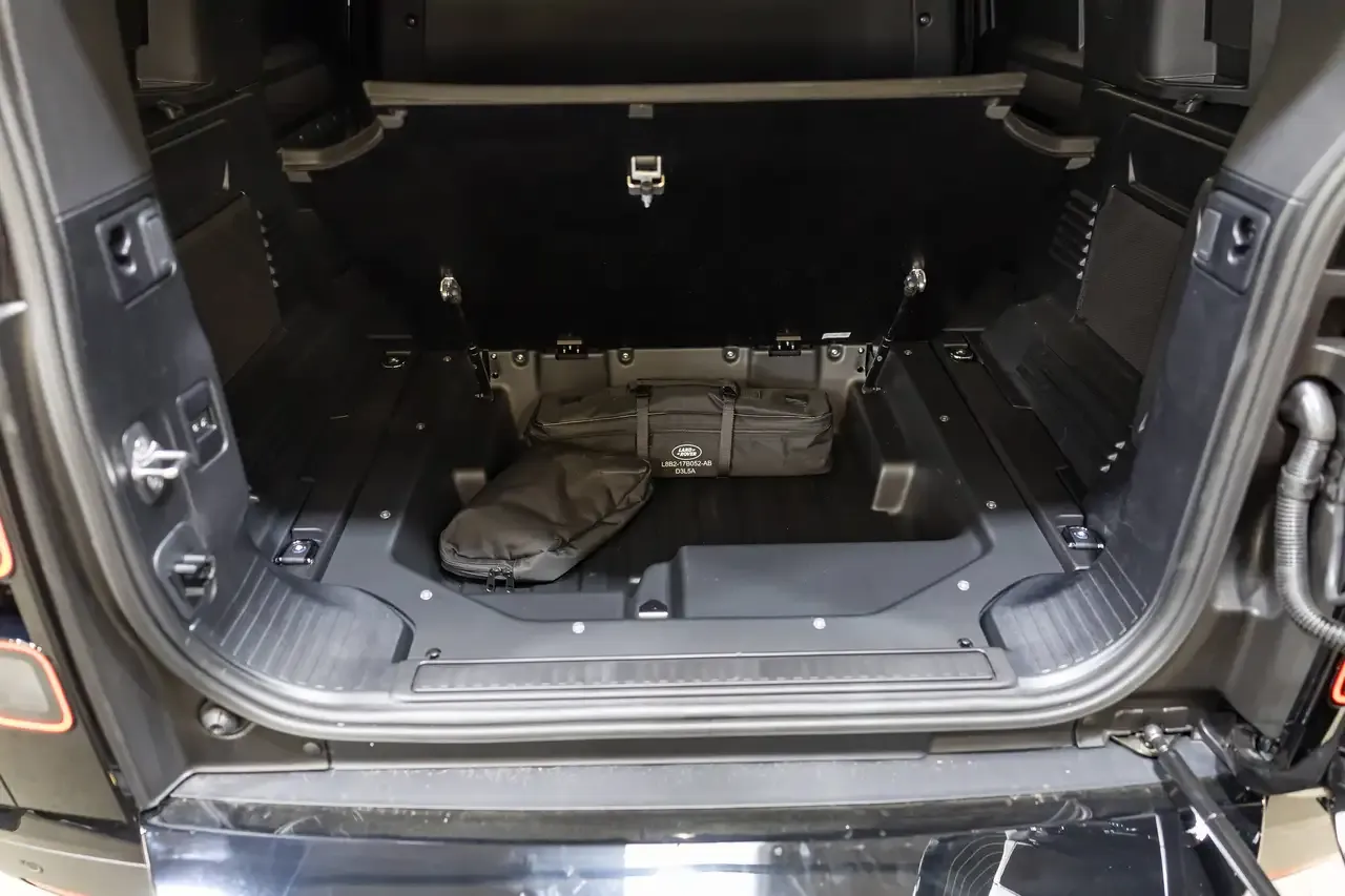 Land Rover Defender - 25