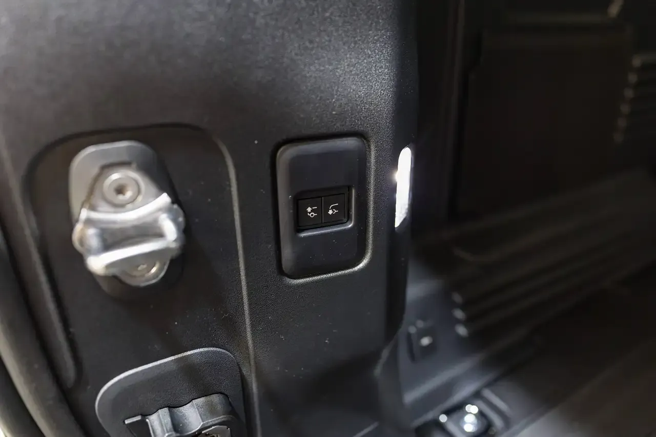 Land Rover Defender - 26