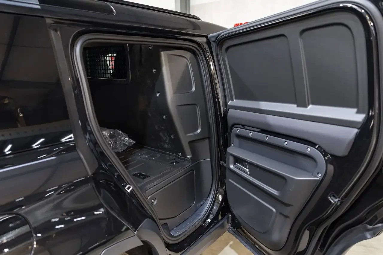 Land Rover Defender - 27