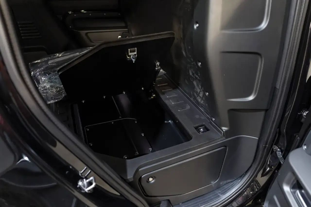 Land Rover Defender - 28
