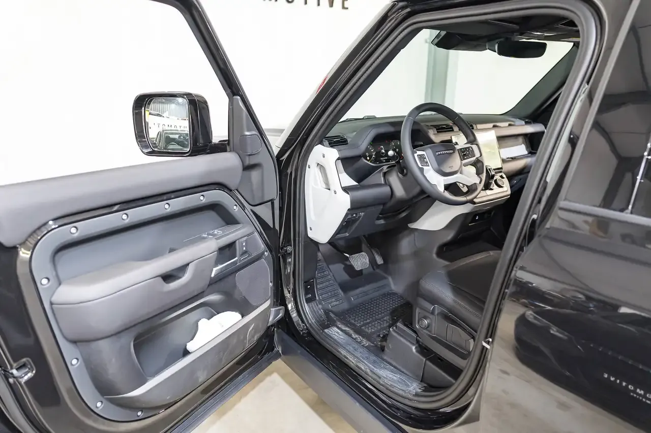 Land Rover Defender - 32
