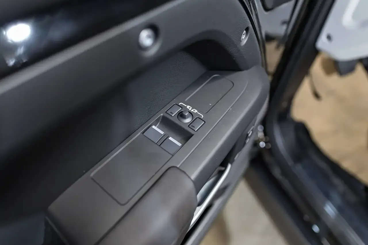 Land Rover Defender - 33