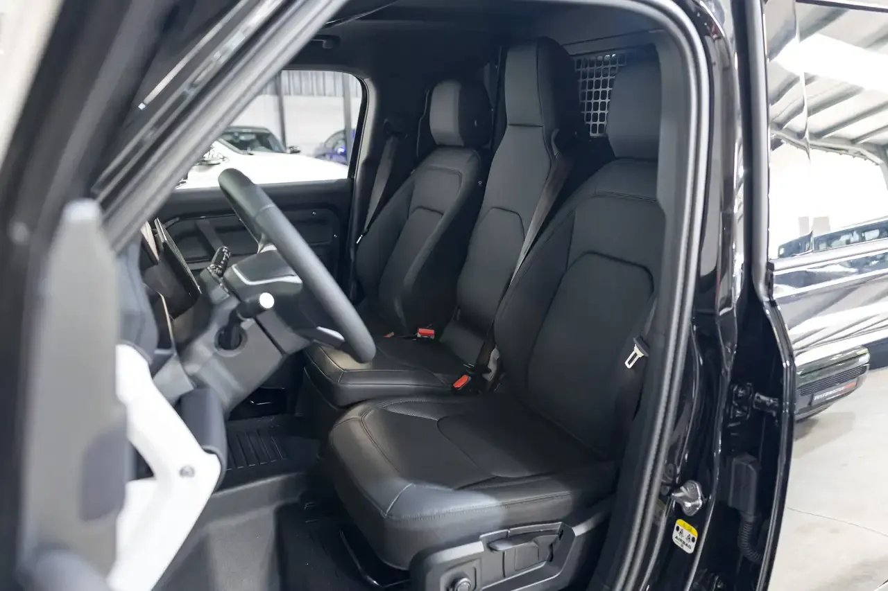 Land Rover Defender - 8
