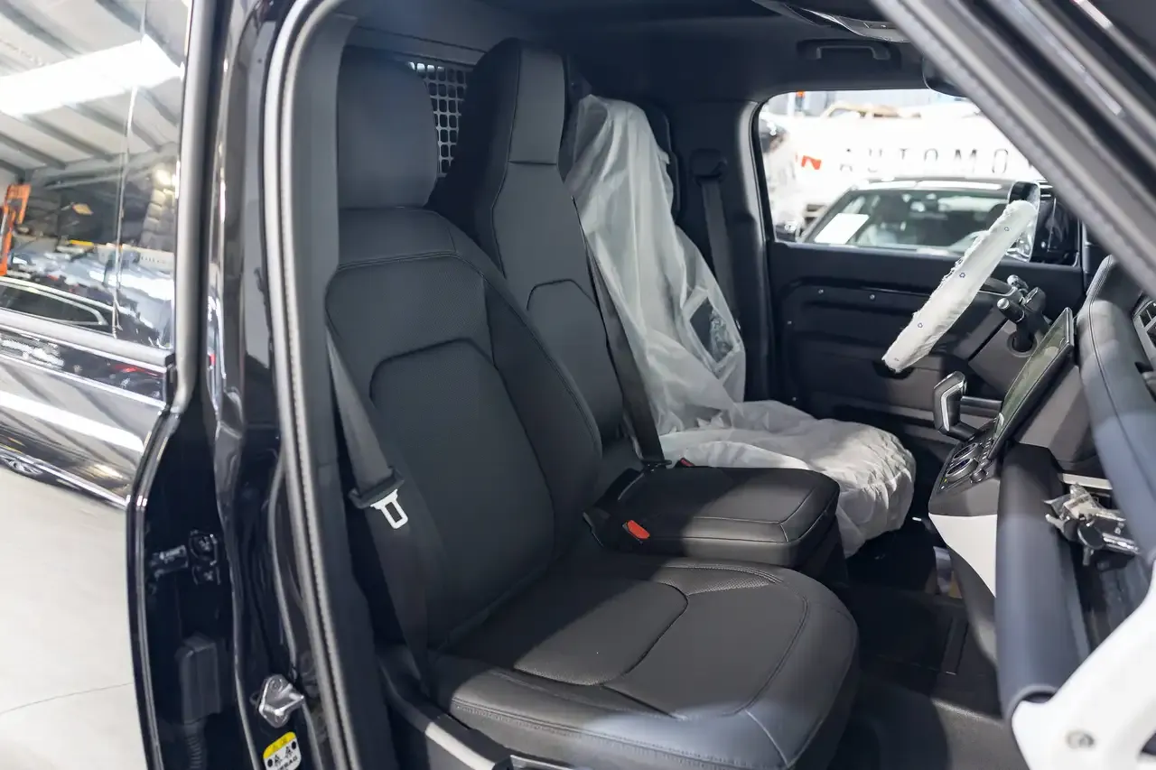 Land Rover Defender - 10