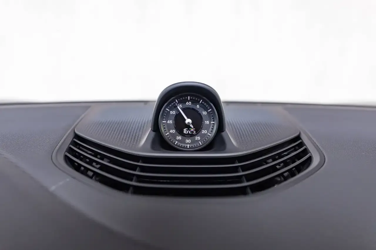 Porsche Taycan - 11