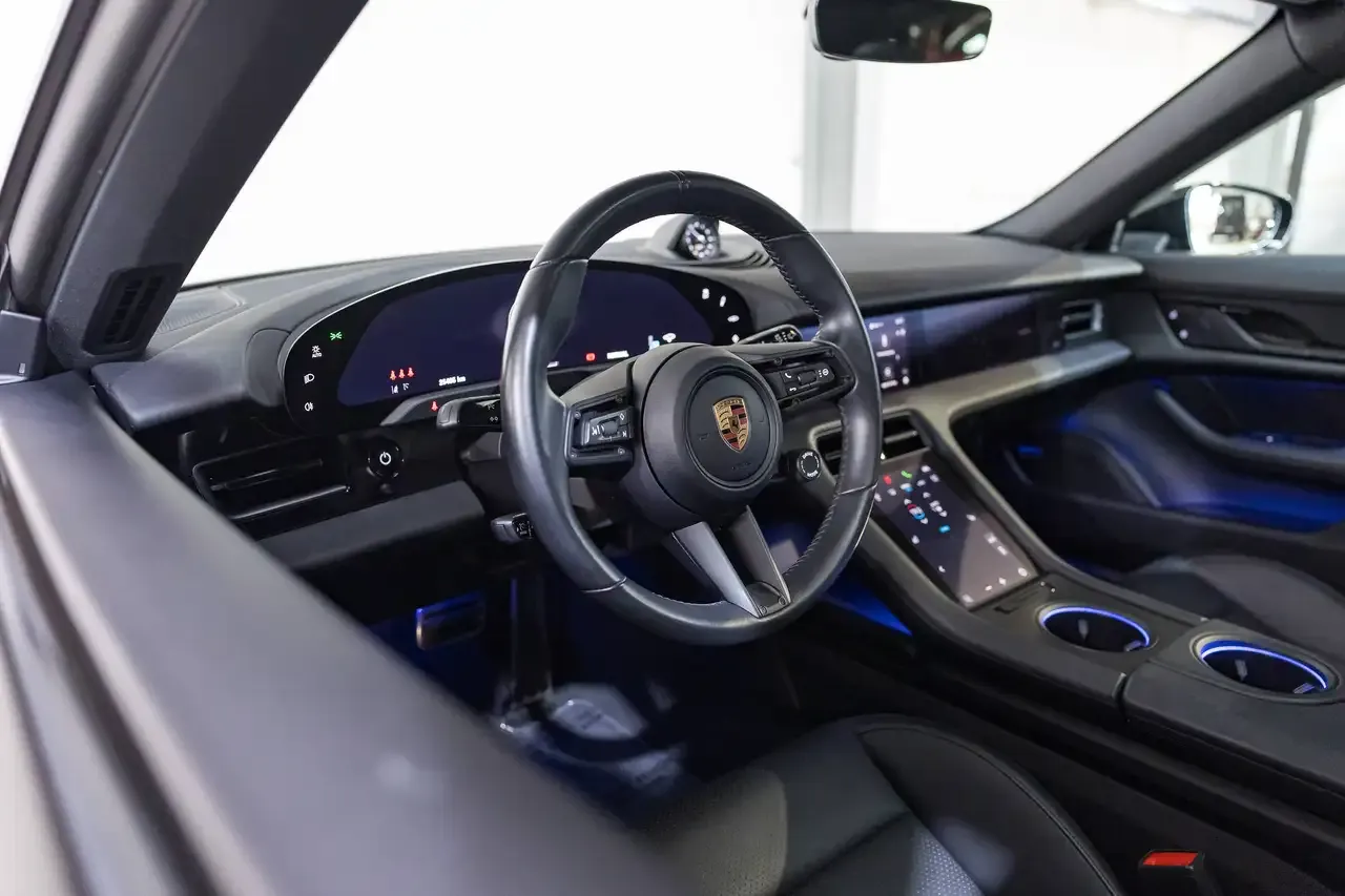 Porsche Taycan - 8