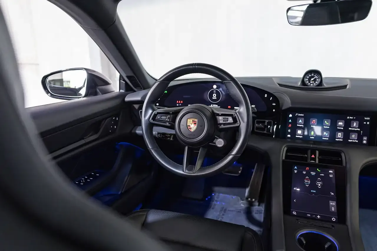 Porsche Taycan - 10