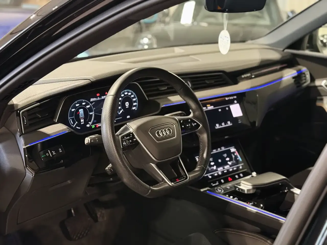 Audi e-tron - 34