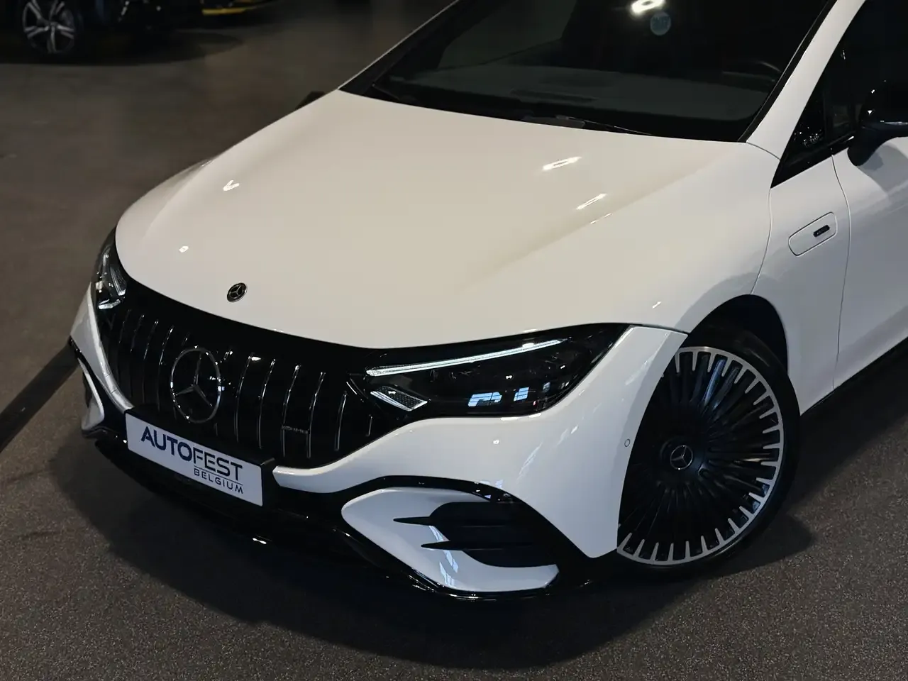 Mercedes-Benz EQE 43 - 26