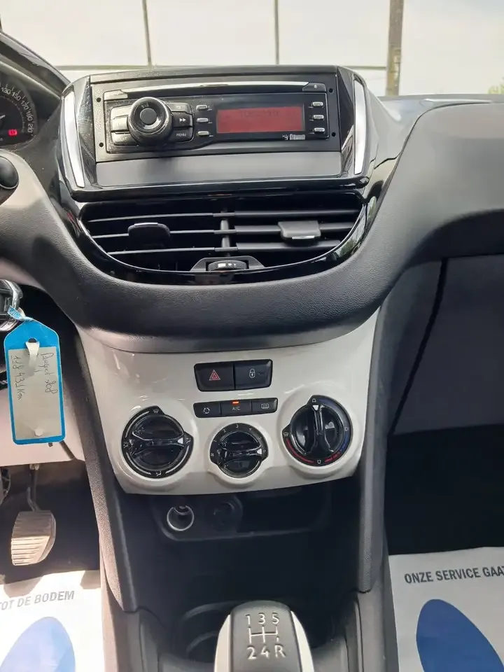 Peugeot 208 - 8