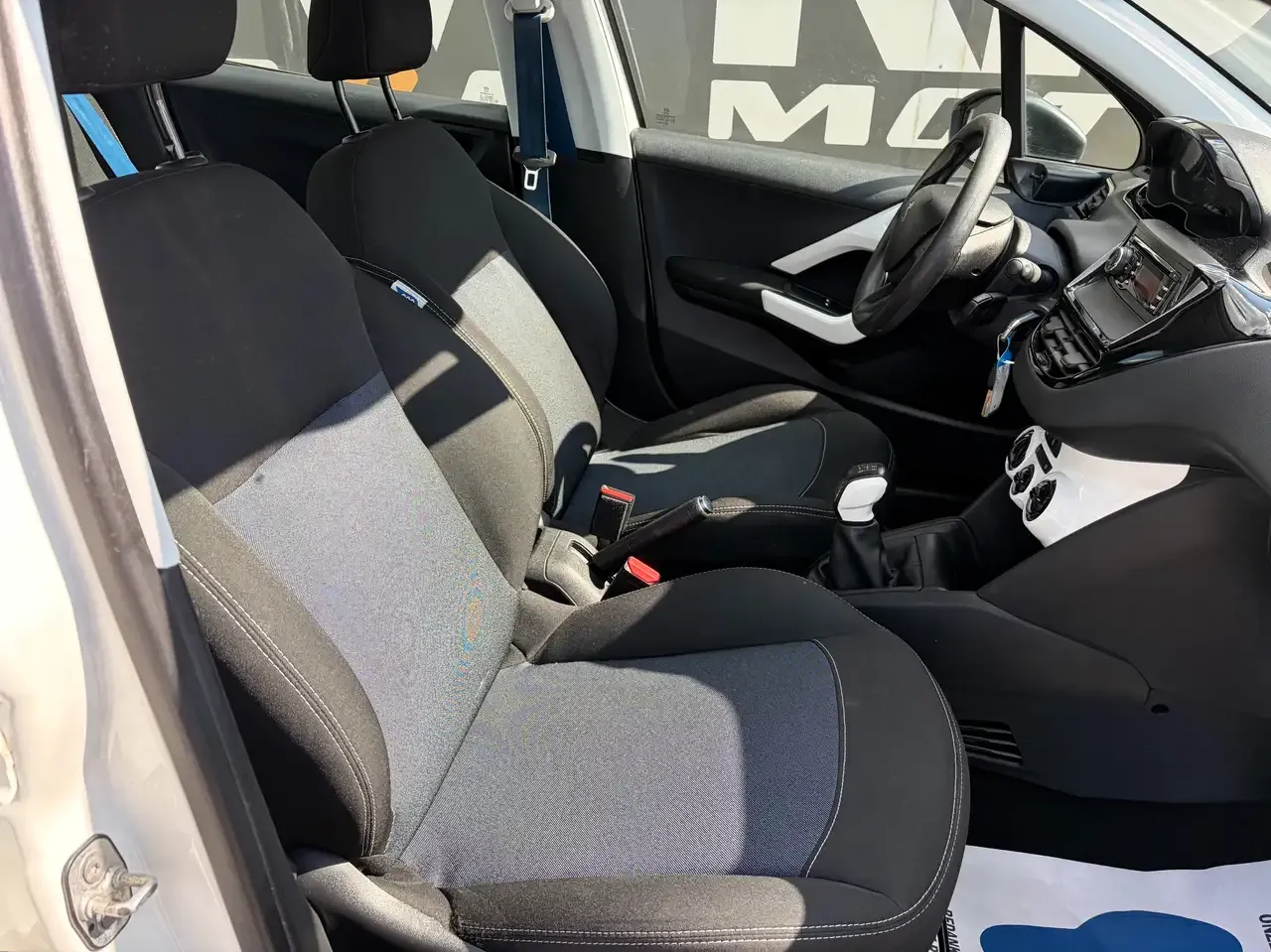 Peugeot 208 - 12