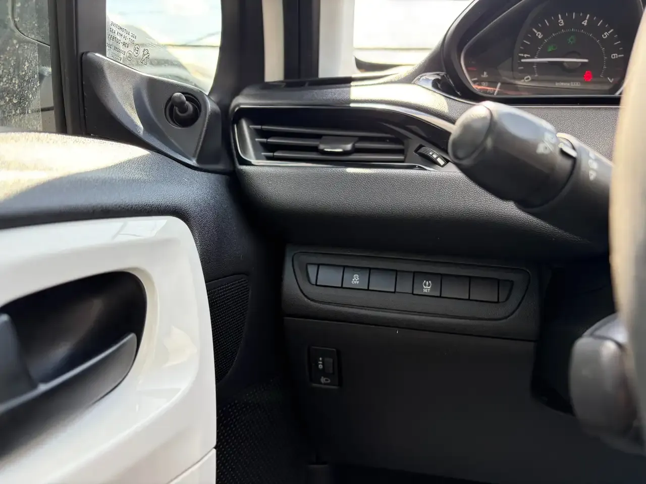 Peugeot 208 - 23