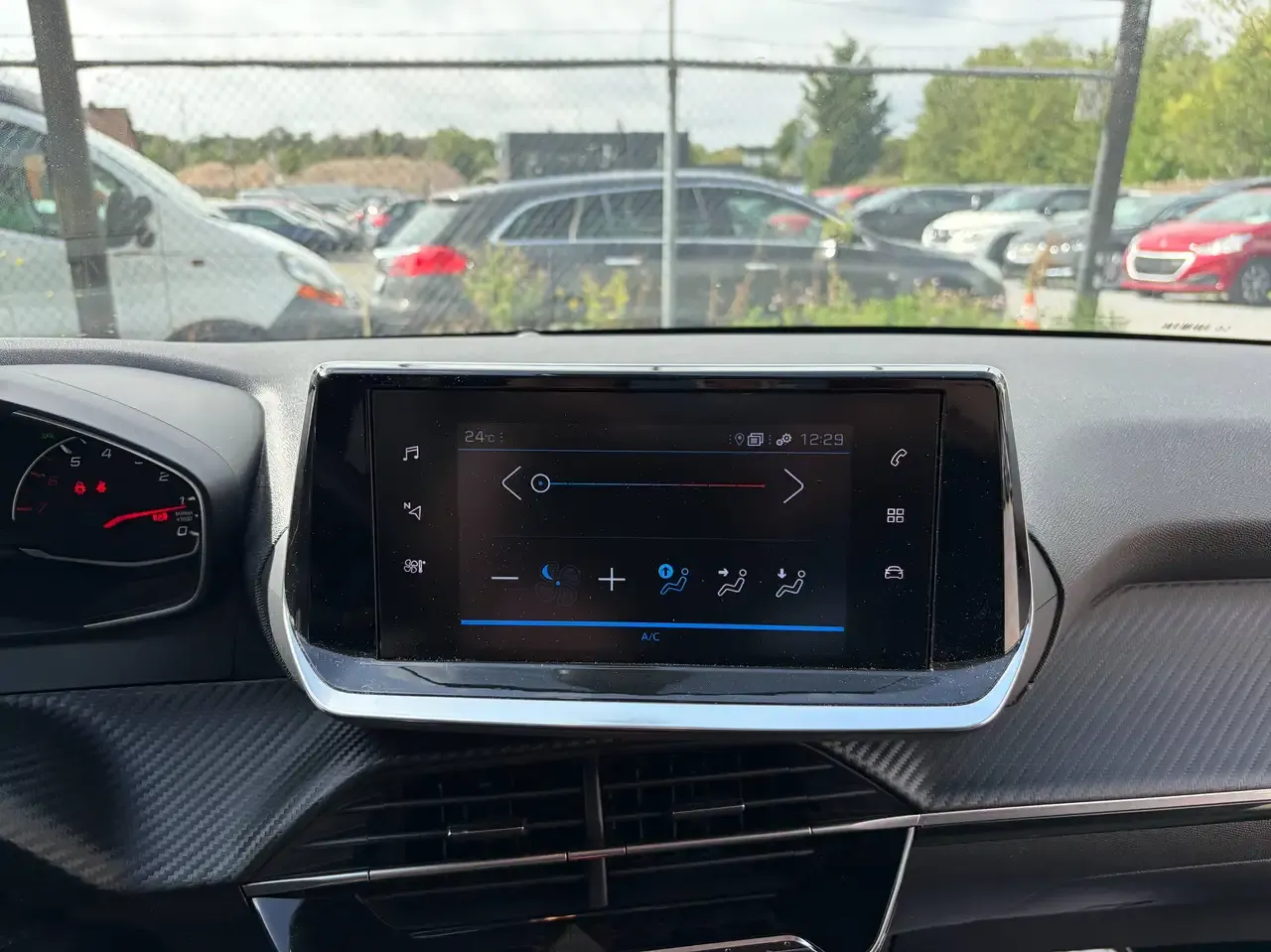 Peugeot 208 - 13
