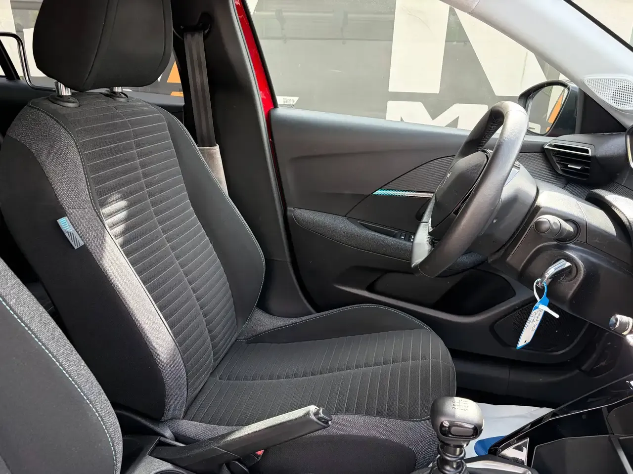 Peugeot 208 - 8