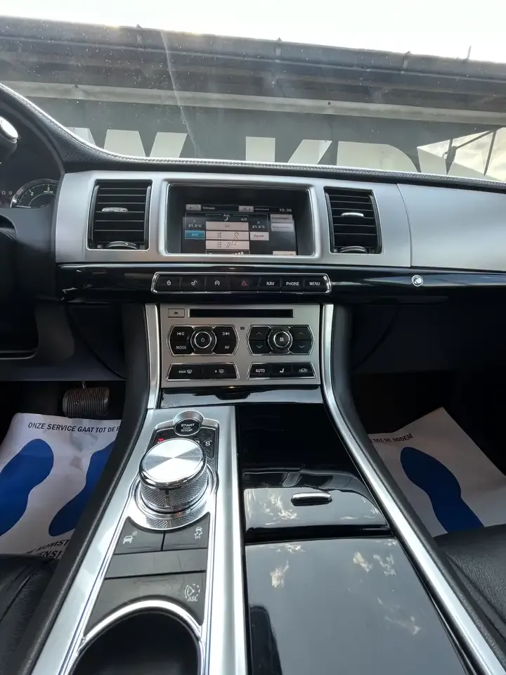 Jaguar XF - 10