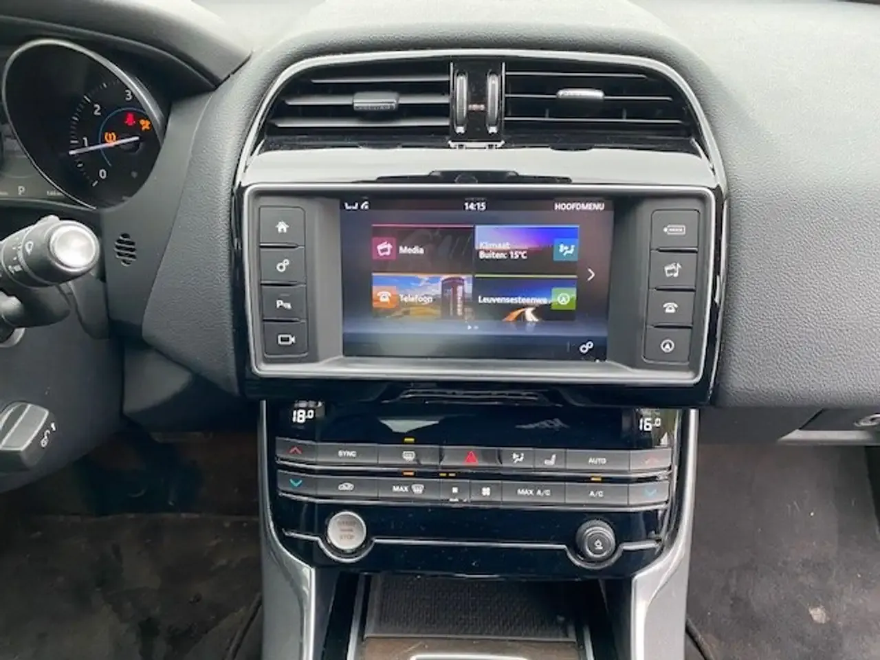 Jaguar XE - 12