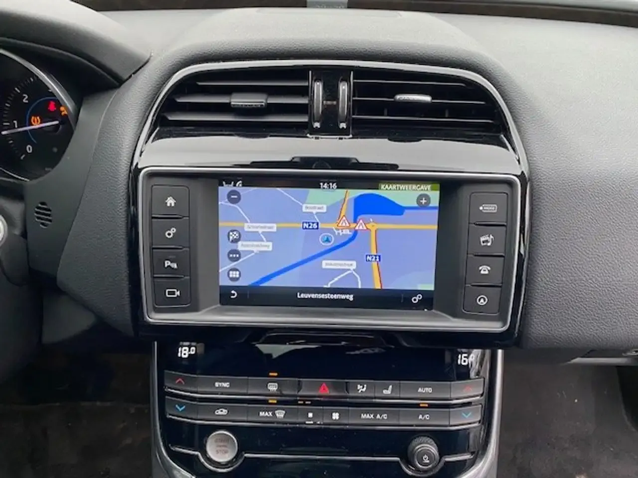 Jaguar XE - 13