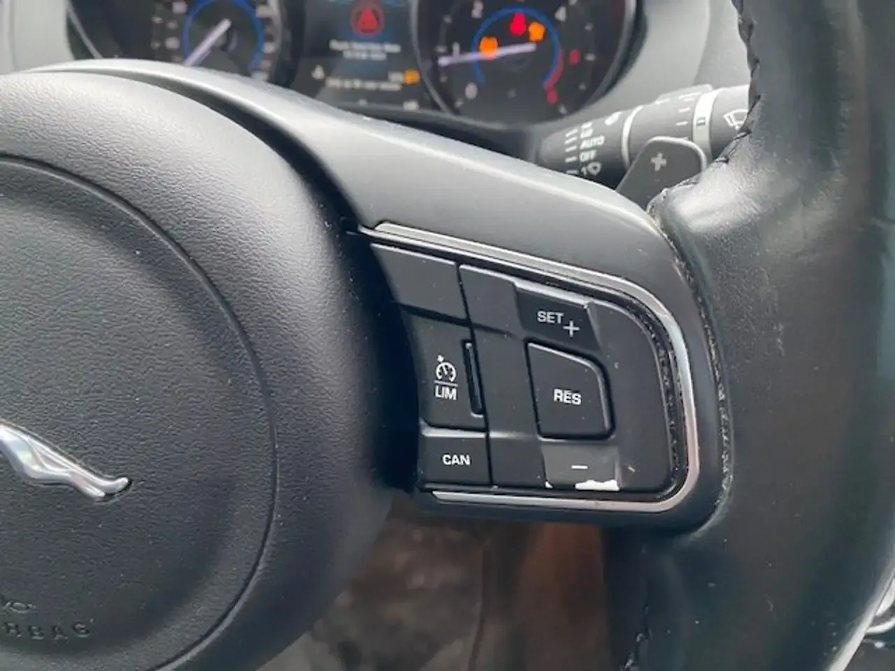 Jaguar XE - 15