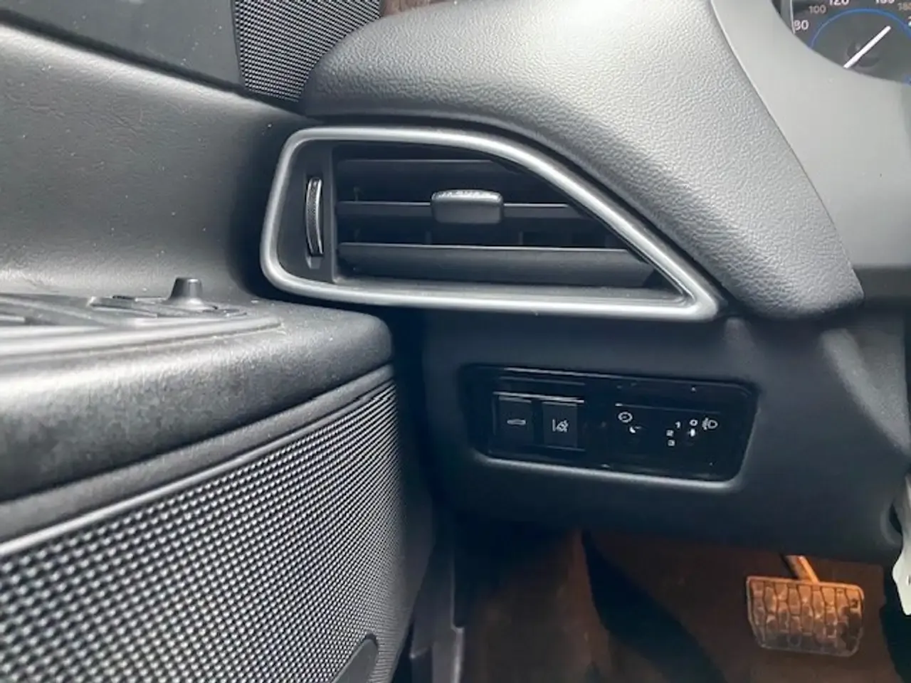 Jaguar XE - 16