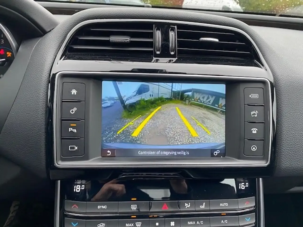 Jaguar XE - 18