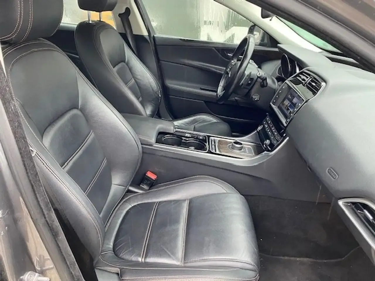 Jaguar XE - 6