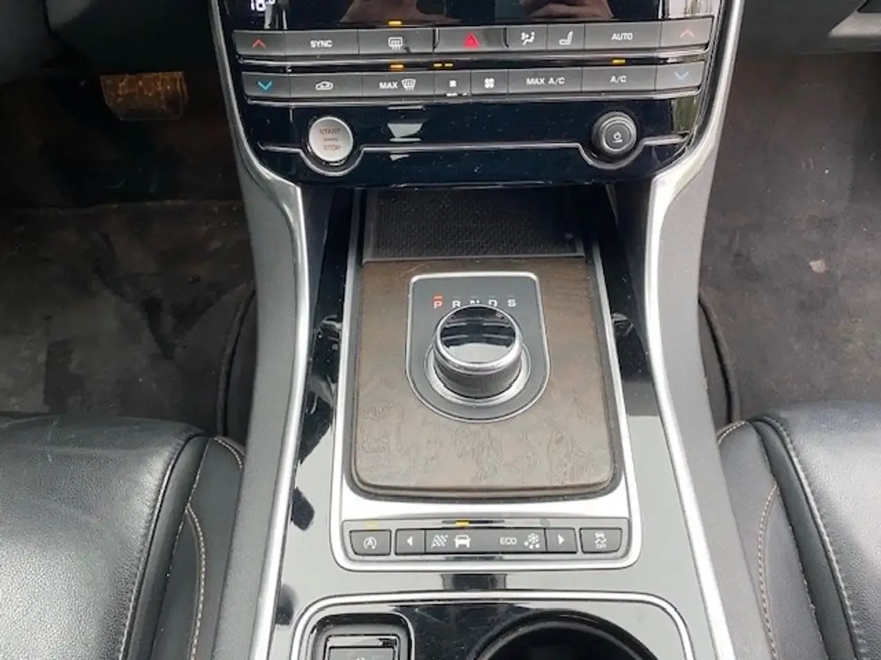 Jaguar XE - 10