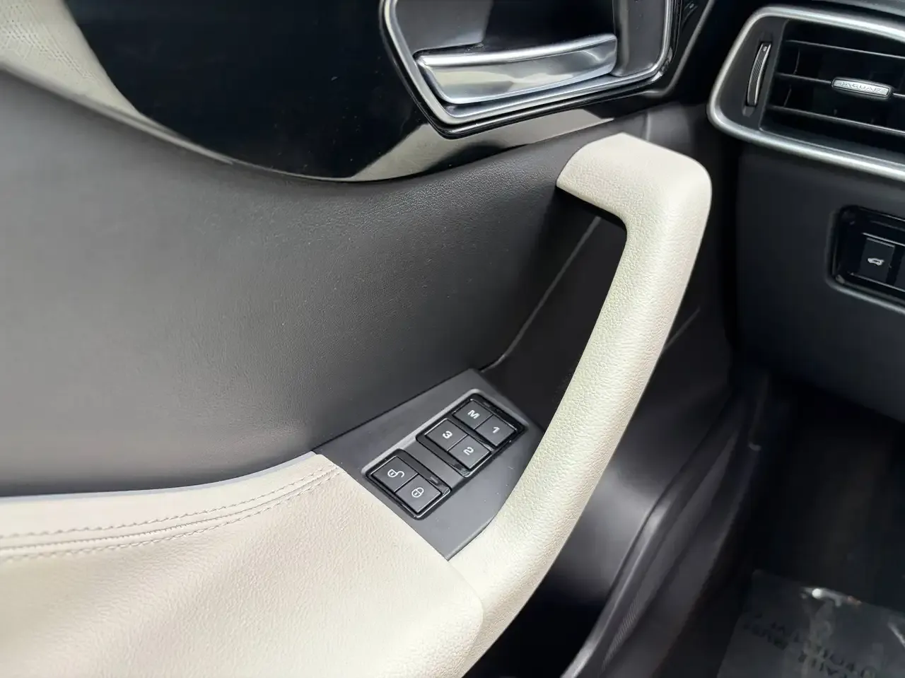 Jaguar E-Pace - 22