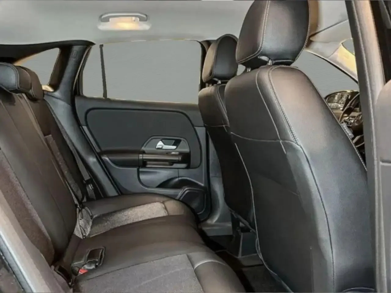 Mercedes-Benz GLA 180 - 9