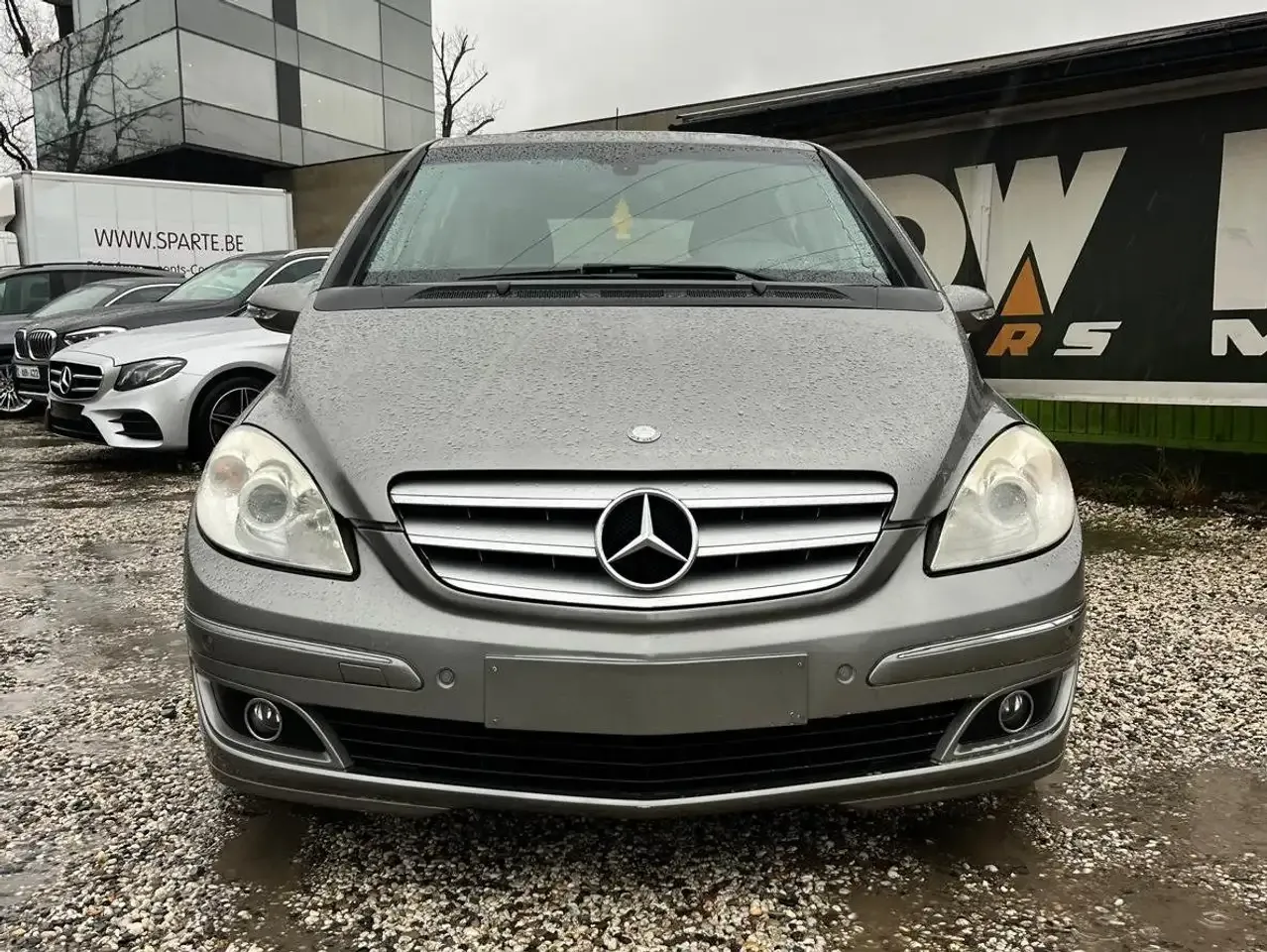 Mercedes-Benz B 180