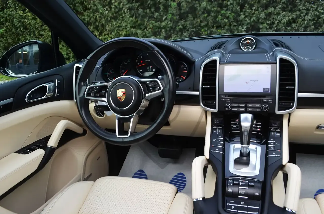Porsche Cayenne - 26