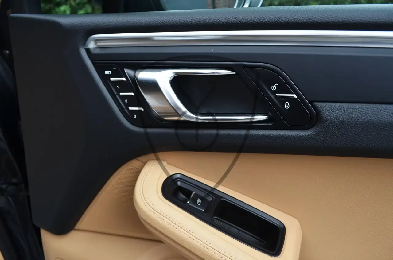 Porsche Macan - 24