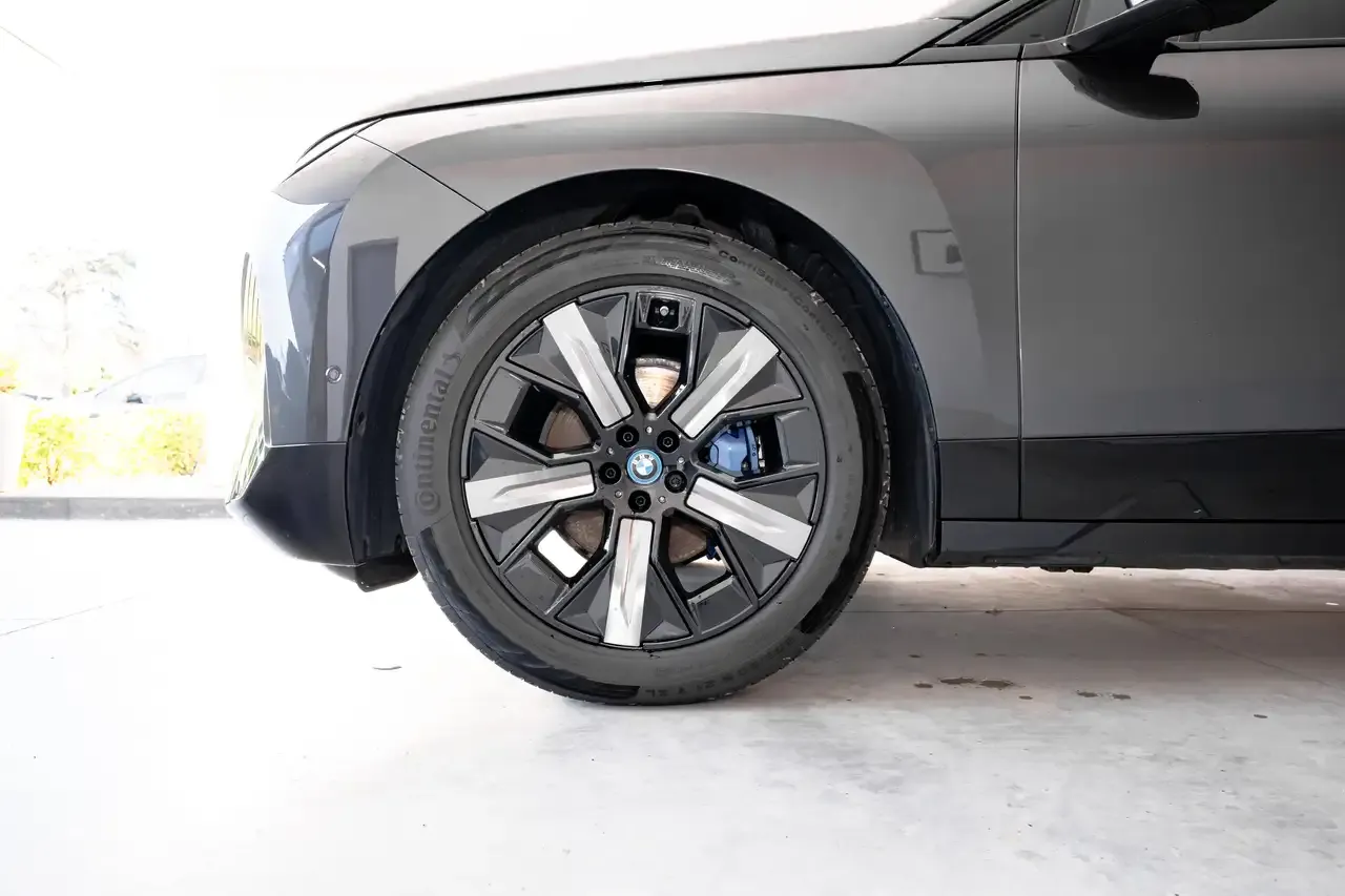 BMW iX - 8