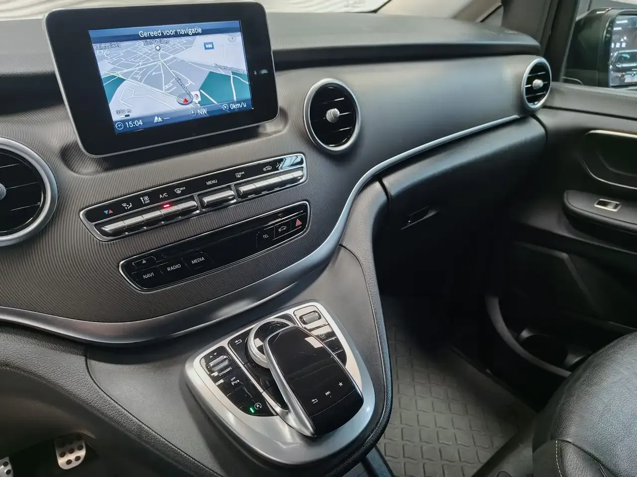 Mercedes-Benz V 220 - 25