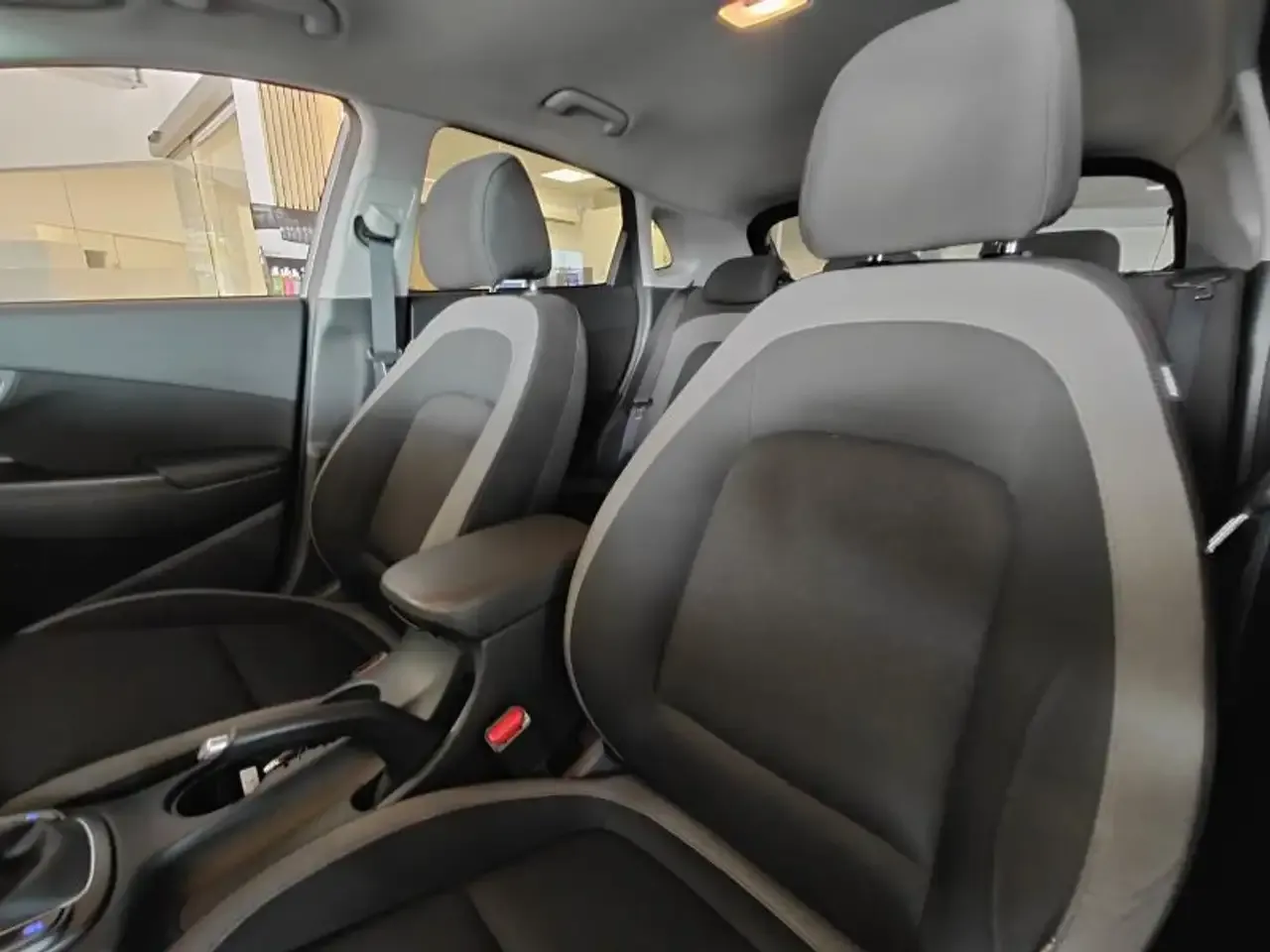 Hyundai KONA - 12