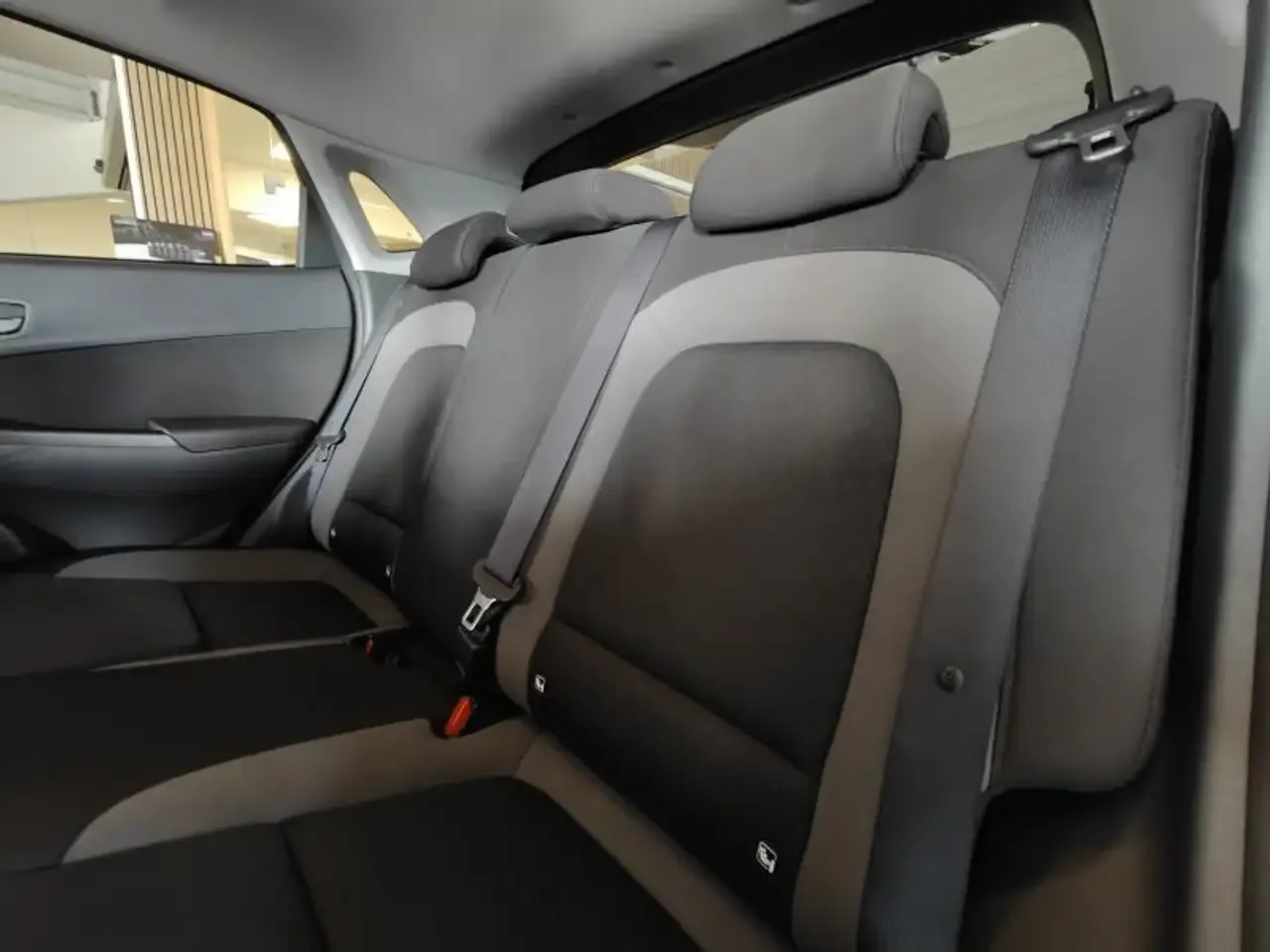 Hyundai KONA - 13