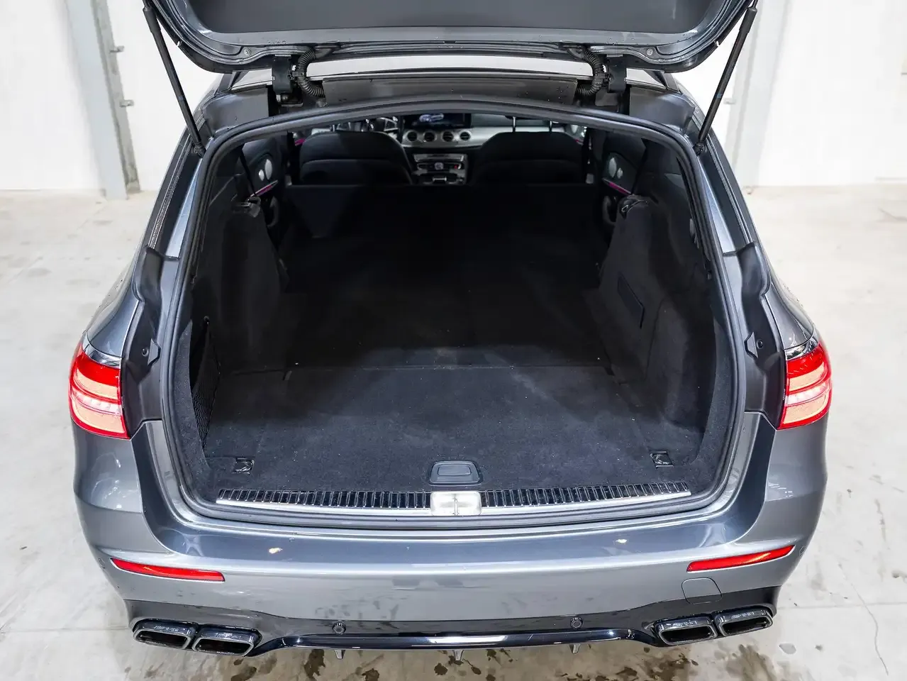 Mercedes-Benz E 63 AMG - 23