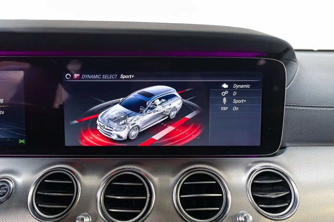 Mercedes-Benz E 63 AMG - 41