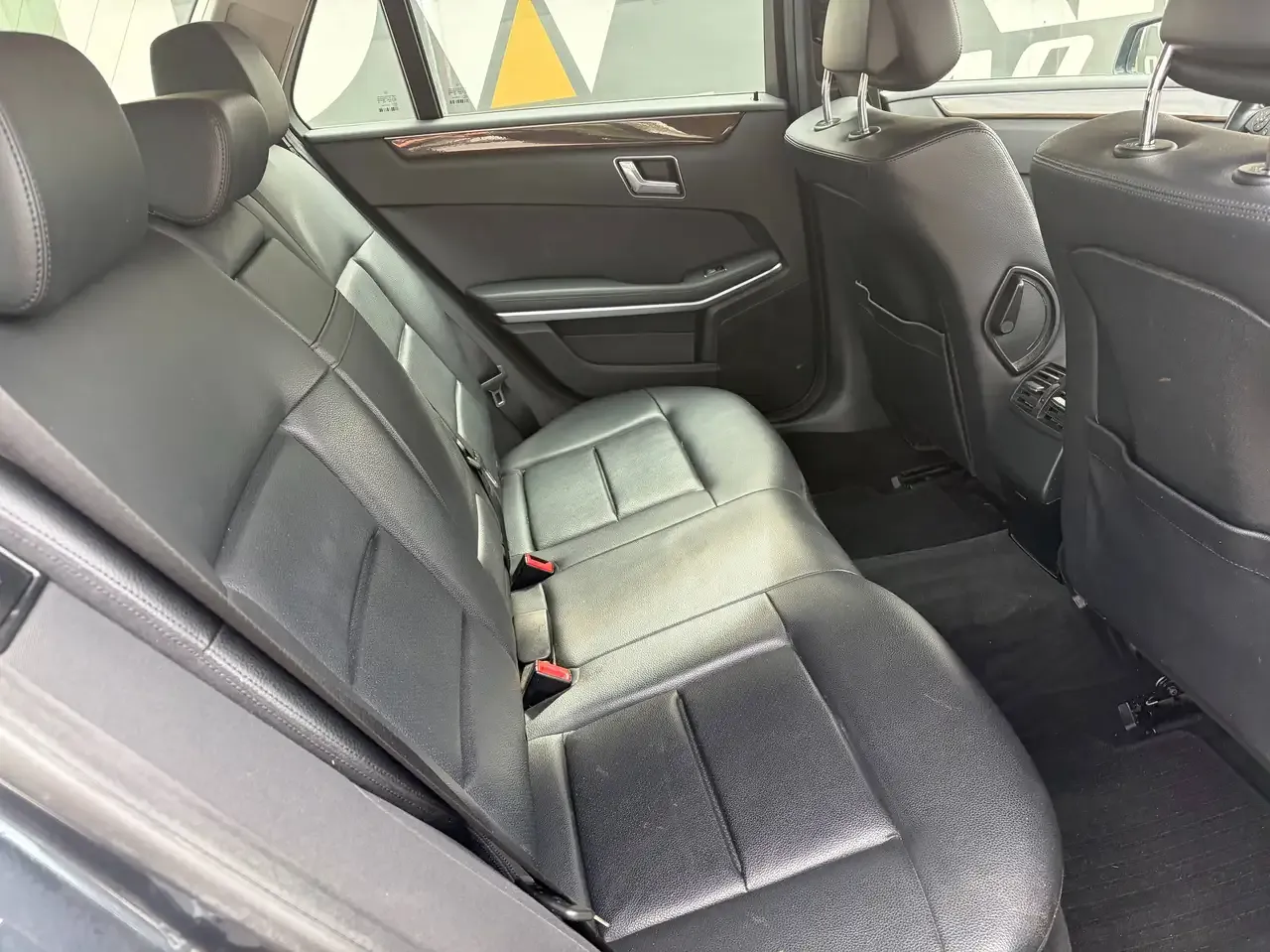 Mercedes-Benz E 200 - 12